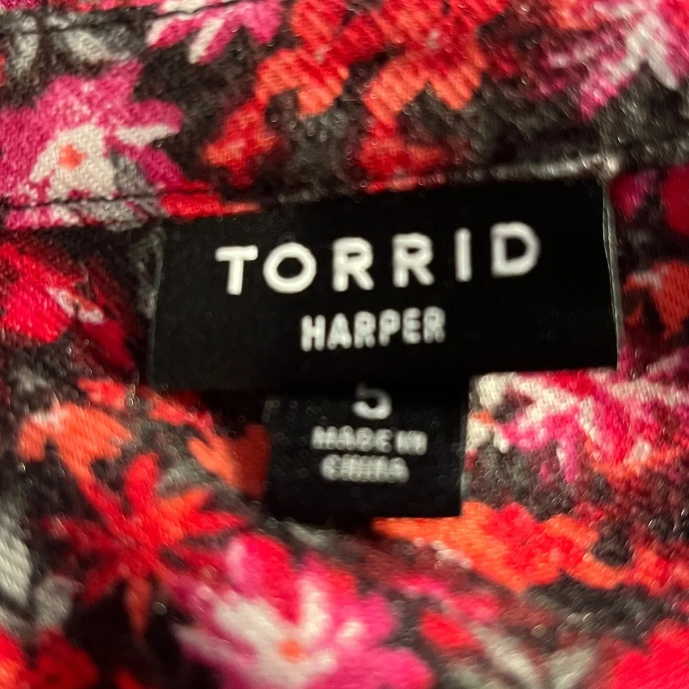 NWT Torrid Harper Top Black/ Red  Floral Convertible Sleeve Sz 5 - Picture 9 of 13